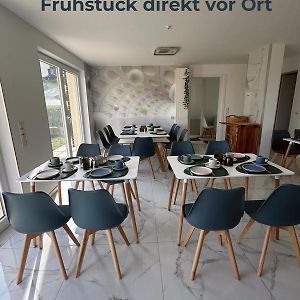 Zimmer mit Kingsize-Bett